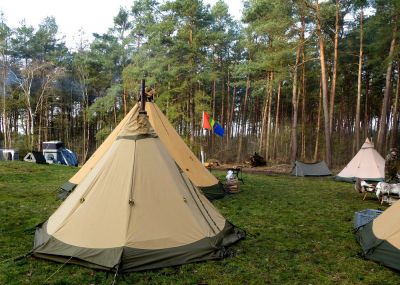 Tipi-Wiese

